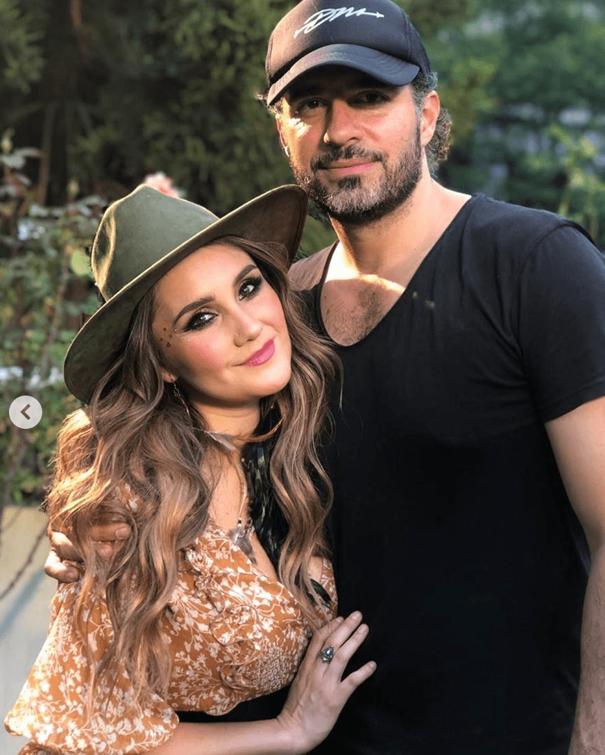 Tras tres años de relación, Dulce María y Paco Álvarez se casaron hace unos meses. Durante su noviazgo siempre prefirieron mantener perfil bajo y disfrutar en privado su amor. El productor le lleva 11 años y ya había sido casado, además tiene 3 hijos, algo que no afecta para nada su matrimonio, pues ella mantiene una excelente relación con ellos.