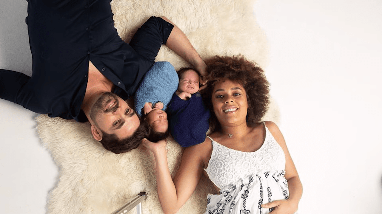 Ferdinando Valencia y Brenda Kellerman en la primera sesión fotográfica junto a sus mellizos Dante y Tadeo