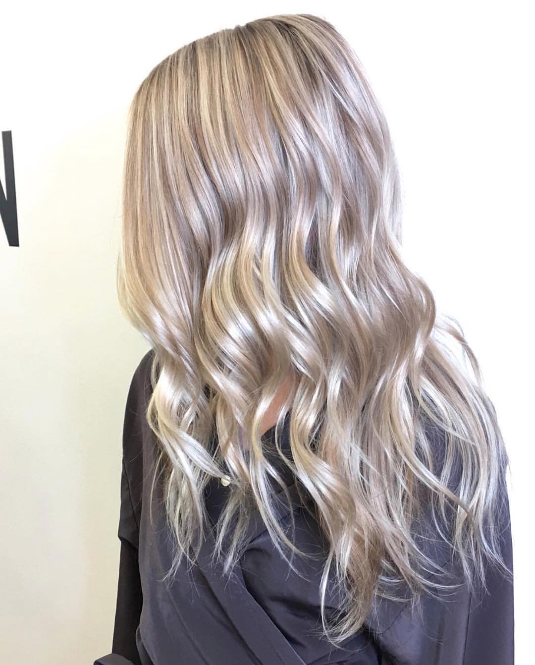 Presume tu bronceado con un espectacular rubio platinado al extremo.