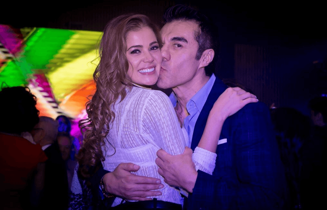 Hace dos años, Adrián pasó por una gran prueba, lo cual lo llevó a estar al borde de la muerte. Hoy, agradece el poder estar vivo y poder disfrutar de la vida con su pareja y con su futuro bebé. En la foto donde anunció el embarazo escribió: “Hace 2 años pasé la prueba más difícil de mi vida. Un año después llegó la mujer que me cambio la vida. Y ahora los dos estamos esperando una nueva vida! Mi amor
<a href="https://www.instagram.com/thuanymart/">@thuanymart</a> gracias por hacerme el hombre más feliz del mundo! 😍
<a href="https://www.instagram.com/explore/tags/graciasdios%F0%9F%99%8F/">#GraciasDios</a>
<a href="https://www.instagram.com/explore/tags/bebeencamino/">#bebeencamino</a>”.