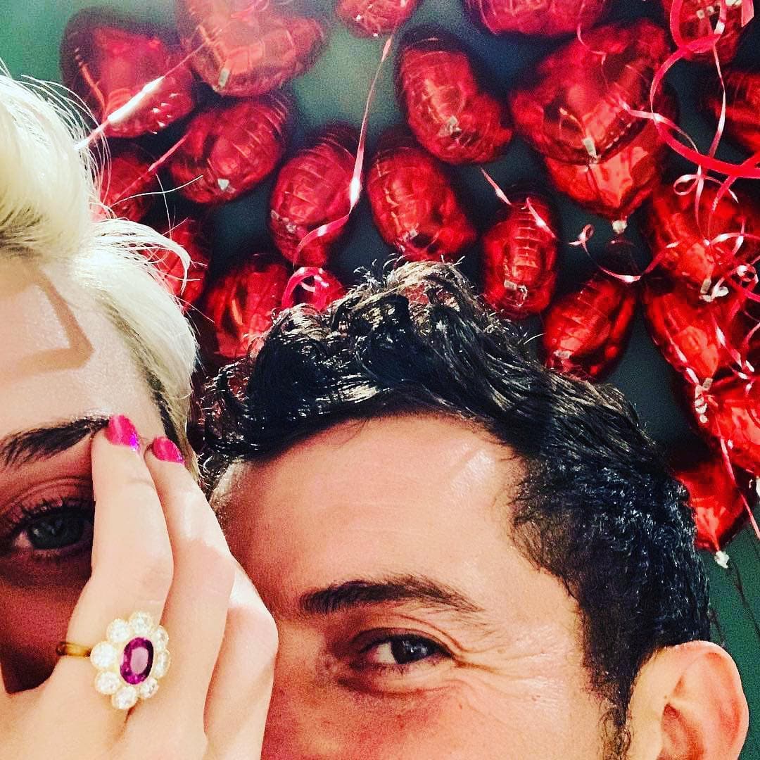 La cantante de 34 años de edad, publicó una fotografía en la que presumió la joya. En la imagen, se ve a la pareja muy feliz por la decisión que estaban tomando.