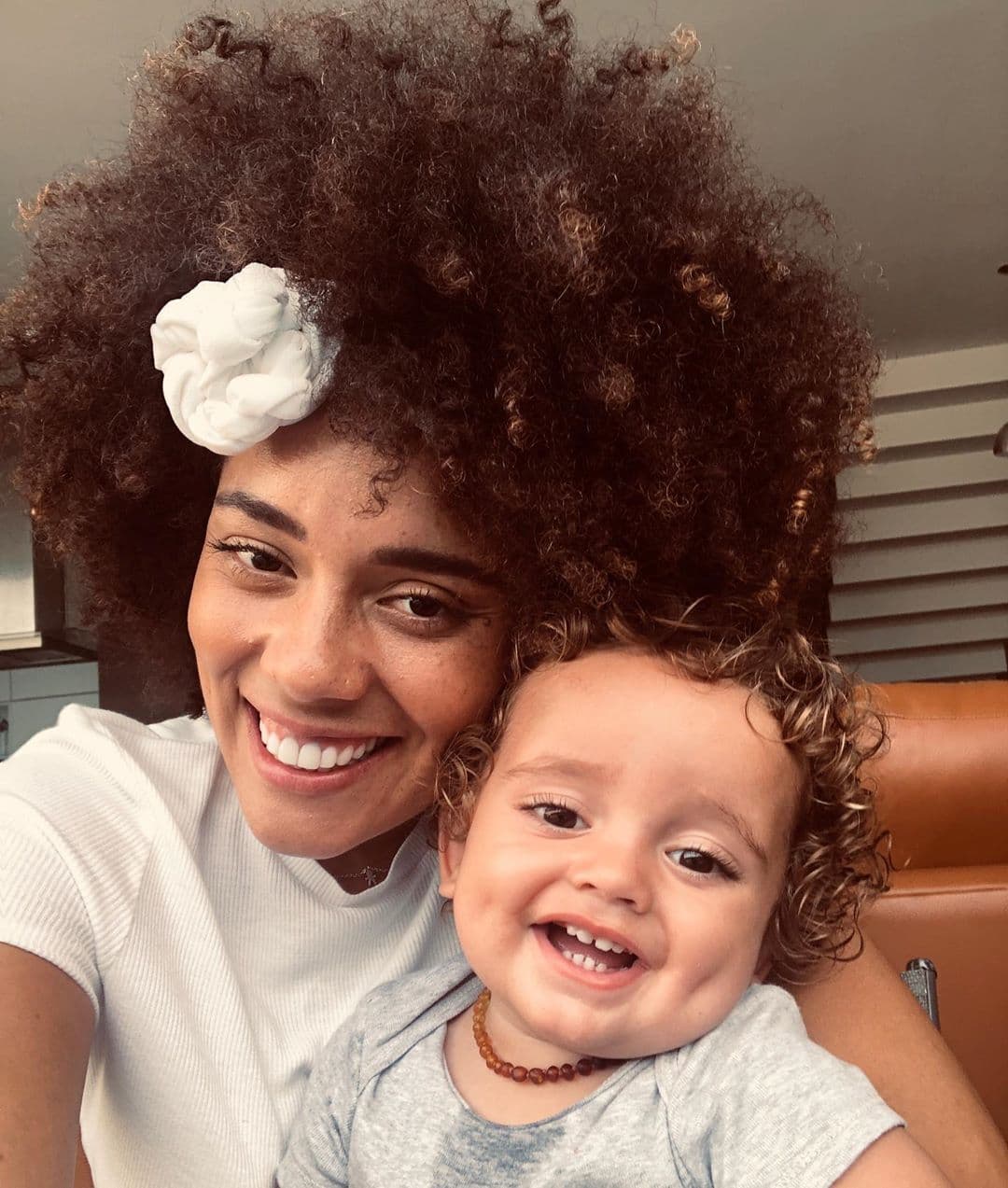 Lo primordial para que sus rizos luzcan con vida, brillo y resistencia es la hidratación. Brenda cuida que sus rizos no se resequen con la siguiente mascarilla. 
<br>
<br>
<b>Mascarilla de hidratación</b> 
<br>
<br>1/2 aguacate maduro o pasado
<br>
<br>3 - 4 cucharadas de aceite de coco
<br>
<br>1 cdita. aceite de oliva
<br>
<br>1 cdita. aceite de almendra 
<br>
<br>1 huevo 
<br>
<br>1 cucharada de mayonesa