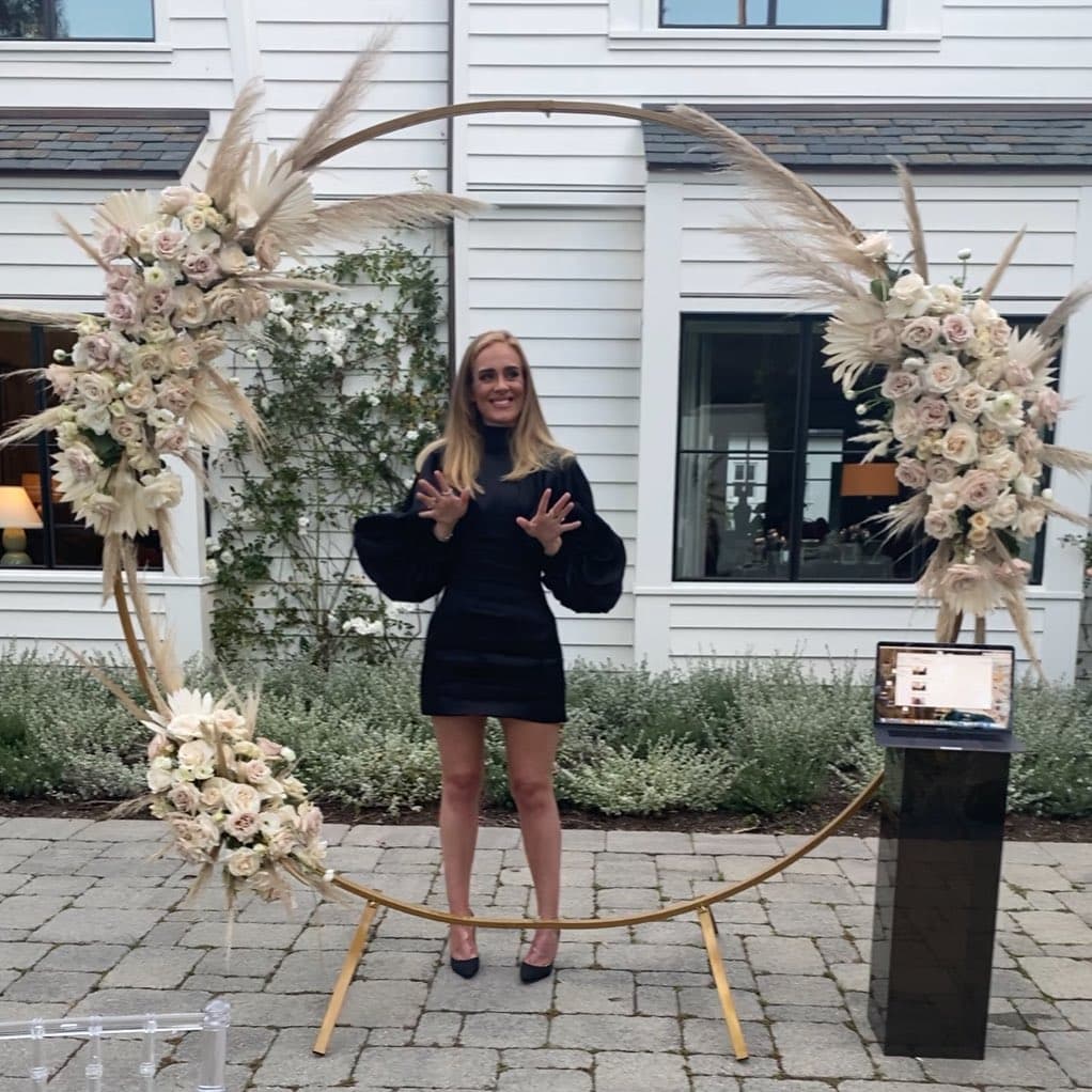 Este miércoles seis de mayo, la cantante británica compartió en su Instagram una imagen en la que dejó impresionados a sus seguidores pues luce verdaderamente irreconocible luego de su pérdida de peso. La conductora, esposa de John Legend, y amiga de la intérprete expresó lo que todos al mirar las más recientes fotos de Adele: “¿Estás bromeando?”.