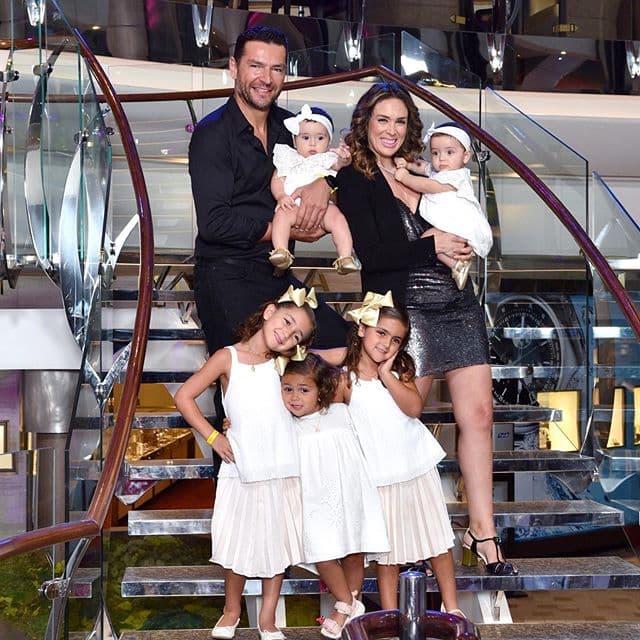 La mayor de sus hijas se llama Jacqueline, de 6 años; después le siguen Carolina y Renata, de cinco y tres años, respectivamente, mientras las más pequeñas de la casa son sus mellizas a quienes dio a luz en 2018: Paula y Emilia.