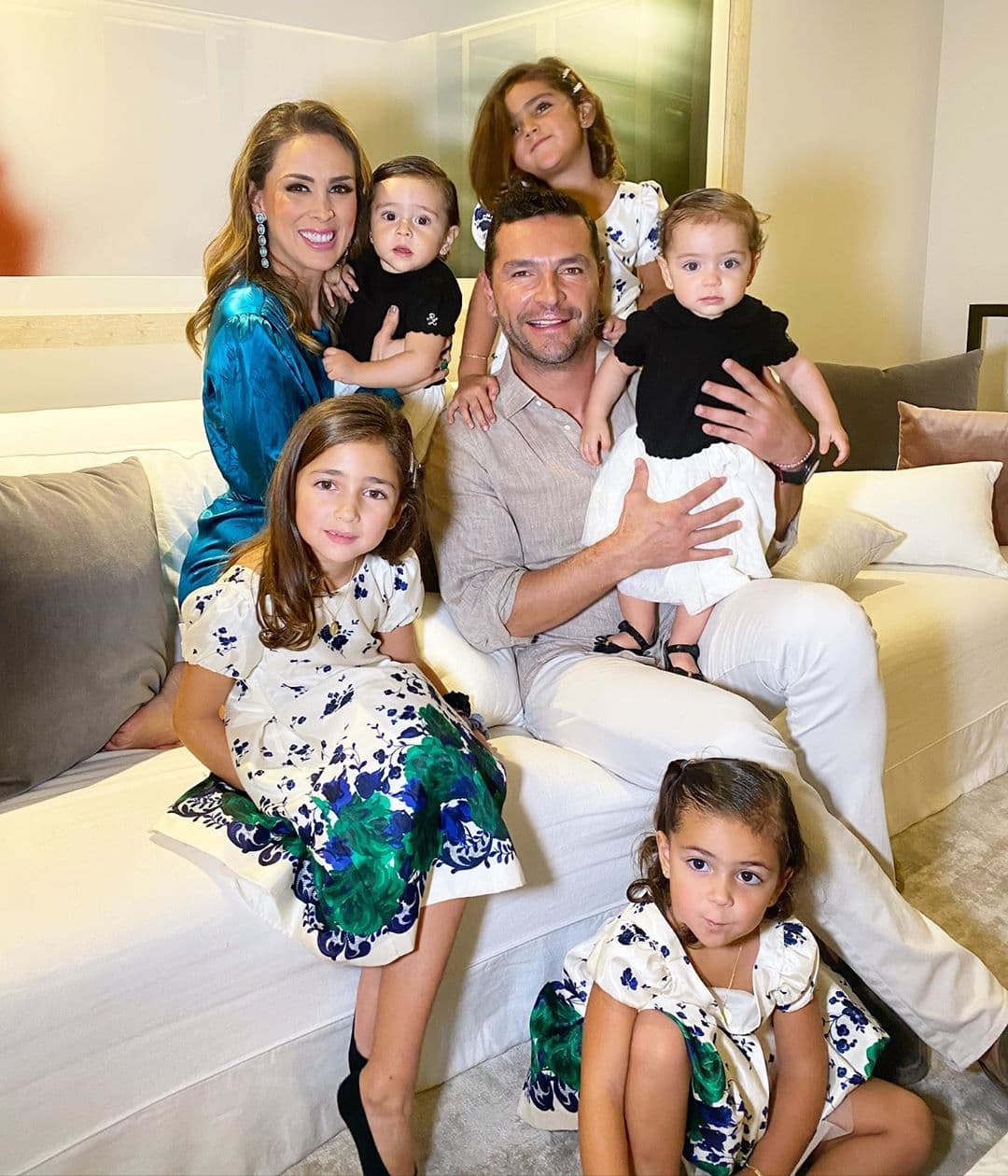 Hace unos días, Jacky Bracamontes confirmó que tanto sus hijas mayores –Jacky, Carolina y Renata- como su esposo Martín Fuentes estaban en aislamiento porque tuvieron contacto con personas contagiadas con coronavirus y que incluso se sometieron a la prueba del COVID-19.