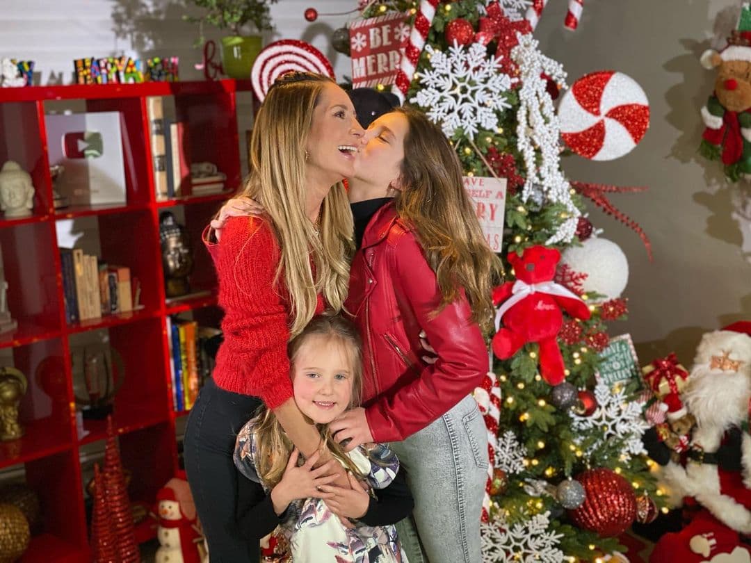 <b>Geraldine Bazán</b>, quien decoró su casa junto a sus hijas, Elissa Marie y Alexa Miranda, compartió a través de unas fotografías cómo quedó su trabajo en equipo.
<br>
<br>En su árbol se pueden ver enormes osos de peluche, bastones de caramelo, copos de nieve y esferas rojas. Además, en las paredes de su casa también se pueden apreciar varias figuras de Santa Claus, que combinan perfectamente con los demás adornos.
<br>