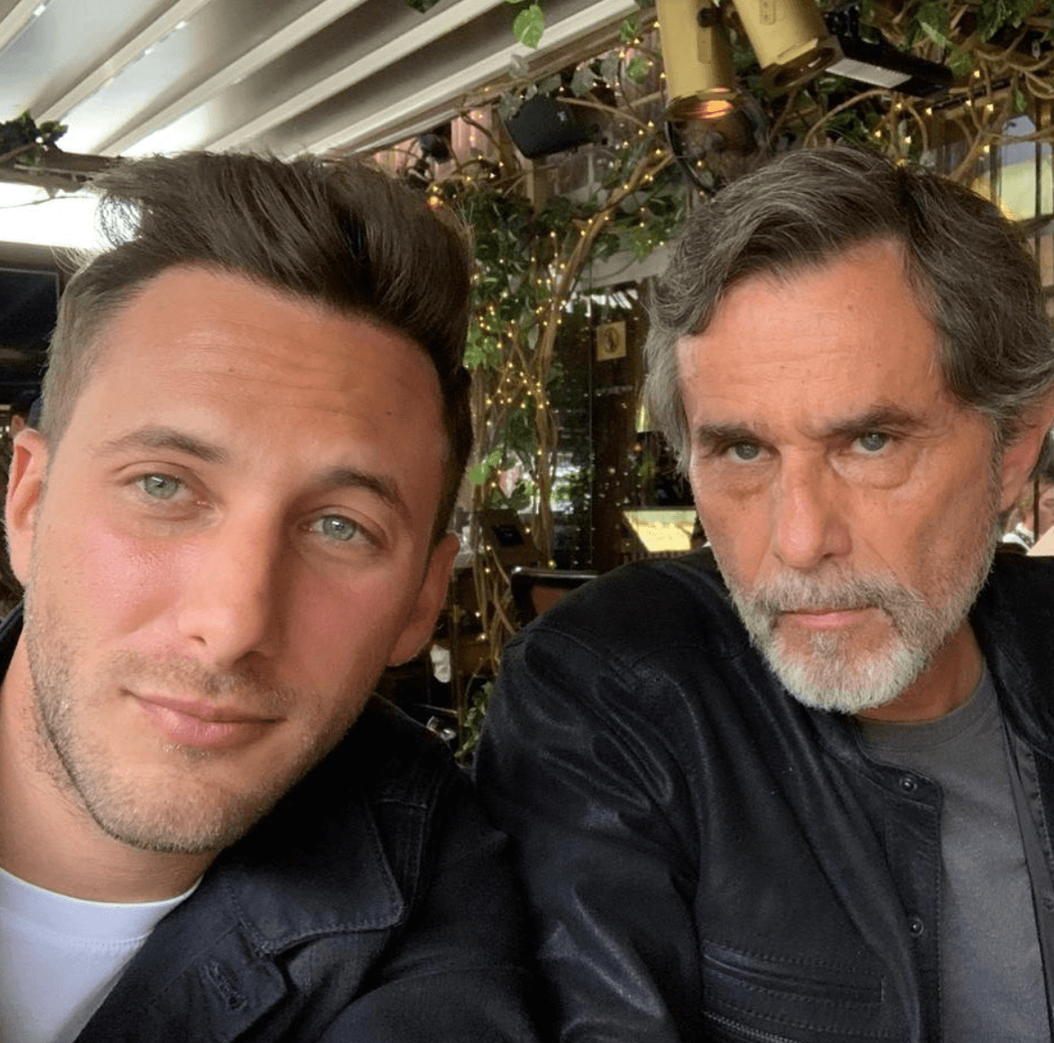 Tras su repentina muerte, el actor se ha refugiado en su trabajo y en sus dos hijos, a quienes no duda en presumir en su Instagram oficial. También, constantemente comparte fotografías de su guapa esposa con tiernos mensajes dedicados a ella.
