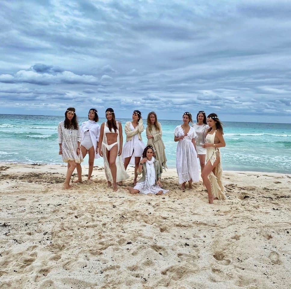 La actriz estuvo feliz, disfrutando de unos días en el mar y portando algunos accesorios típicos de novia. Todas usaron atuendos en colores tenues, ideales para unos días en la playa.