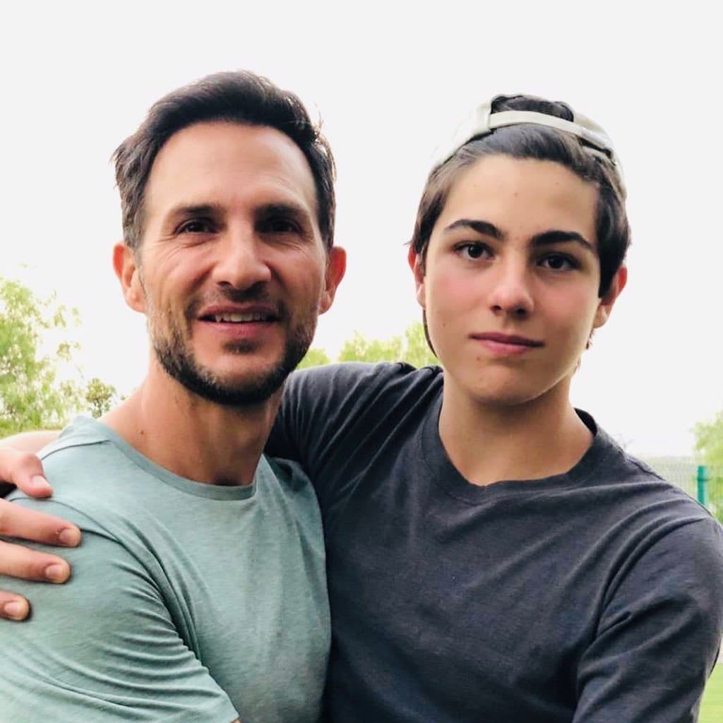 El cantante tiene dos hijos, producto de una relación anterior. En sus redes sociales es celoso de su vida privada, por lo que comparte, en mayor parte, detalles de su vida como deportista.