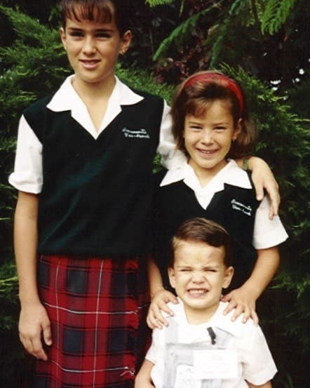 En un tierno #throwbackthursday, Jacky Bracamontes compartió alguna vez una fotografía en la que aparece junto a sus hermanos cuando la conductora era apenas una adolescente.