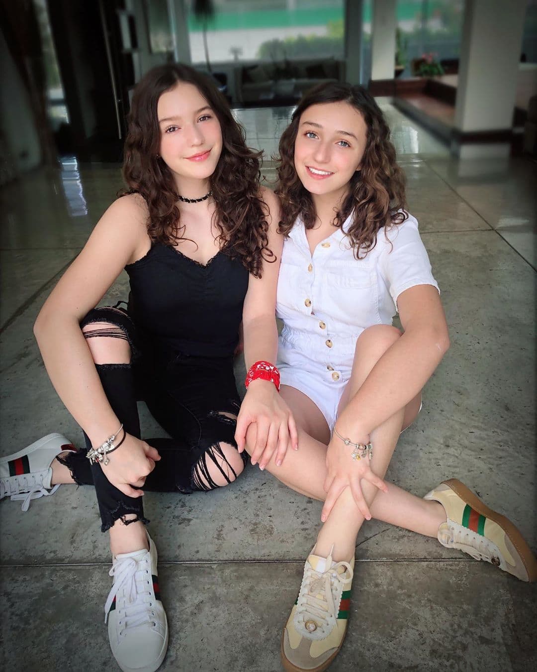 Por otra parte, su madre, Andrea Legarreta, quien la ha estado apoyando en todo momento, escribió unas emotivas palabras en su Instagram, en donde se muestra orgullosa de sus hijas.
<br>
<br>“Agradecidos de vivir este día en familia, apoyando a nuestra pequeña @ninarubinl. Ella estará grabando #TeAcuerdasDeMi en uno de los lugares más bellos de nuestro país #LasBahíasDeHuatulco. Siempre hemos pensado que es deber de los padres apoyar a nuestros hijos, impulsarlos y enseñarles a luchar, prepararse para ser mejores cada día en todos sentidos y que crean en ellos mismos...”, manifestó.
<br>