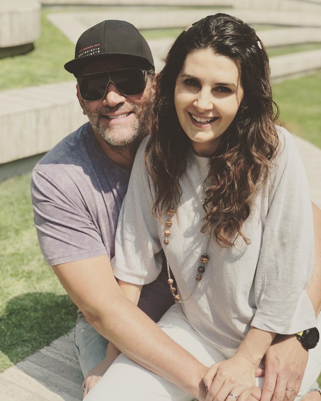 Mayrín Villanueva y Eduardo Santamarina iniciaron su romance mientras protagonizaban Yo amo a Juan Querendón (2007). Llegaron al altar en el 2009 y ese mismo año recibieron a su primera hija en común, Julia. Desde entonces, han sido inseparables y juntos conforman una de las familias más numerosas del medio del espectáculo, conformada por los tuyos, los míos y los nuestros.