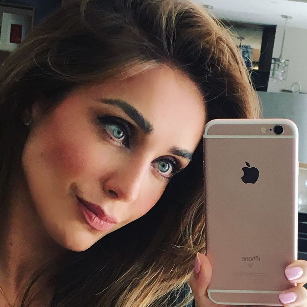 Treinta años más tarde, Anahí posee una ceja de envidia, bastante gruesa, chata y abundante, misma que enmarca al color azul de su mirada.