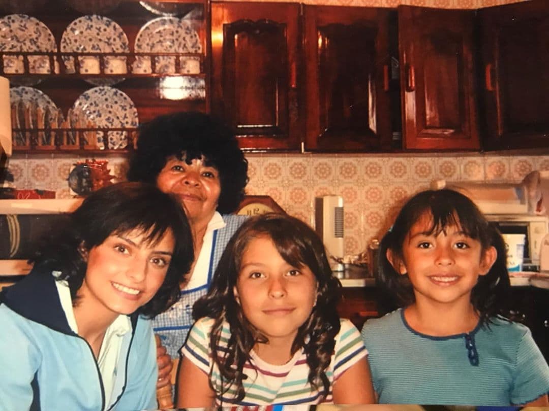 Aislinn Derbez acostumbra a sus seguidores a compartir todo tipo de anécdotas divertidas y fotos de recuerdos junto a sus dos hermanos Vadhir y José Edurado, sin embargo, son raras las veces en las que la actriz se deja ver junto a sus dos hermanas, Chiara y Michelle.