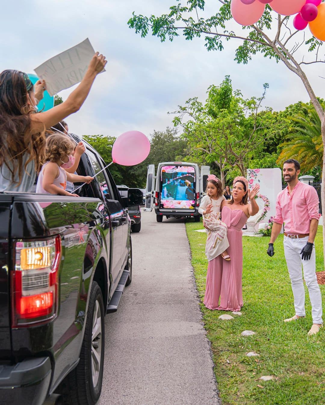 Las muestras de cariño para la conductora llegaron a lo lejos desde los coches de familiares y amigos que visitaron el barrio de la boricua en Miami.