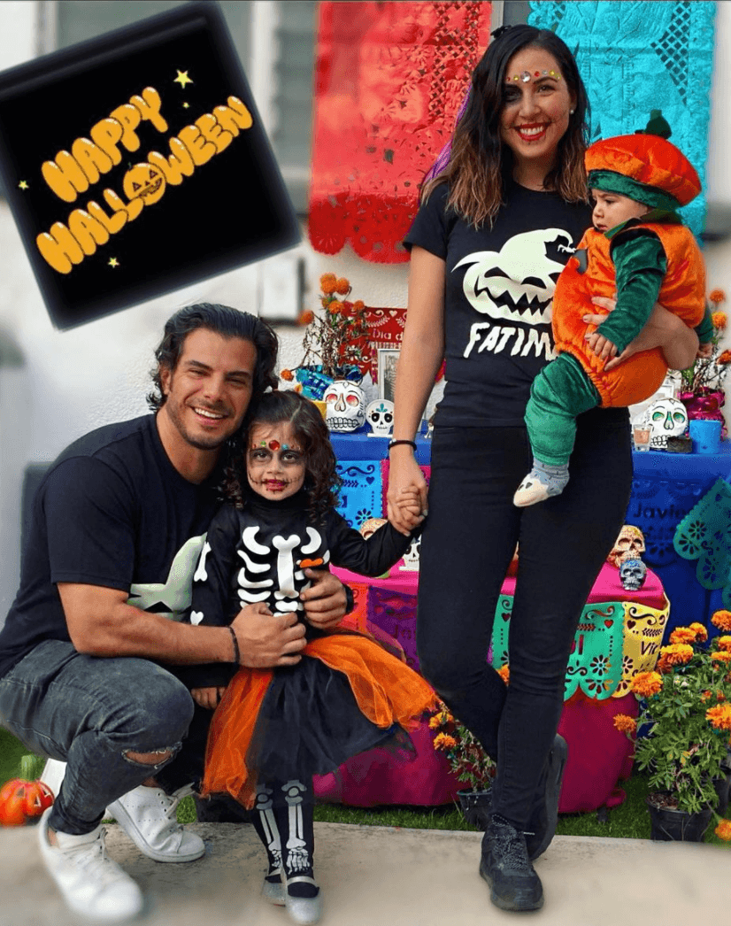 Lindos recuerdos son los que Fatima Torre desea que sus hijos tengan de estas fechas. Para celebrar Halloween y el día de muertos, la actriz hizo el tradicional altar, y disfrazó a sus pequeños. A Isabella de calavera y a su bebé, Diego, de calabacita.
<br>
<br>"Siempre algo pasaba que nunca habíamos logrado sacar a Isabella a pedir dulces y ahora una pandemia pero bueno todo se improvisa y espero que la hayan pasado increíble disfrazándose, viendo pelis y en familia!", escribió Fatima en Instagram junto a esta foto familiar.