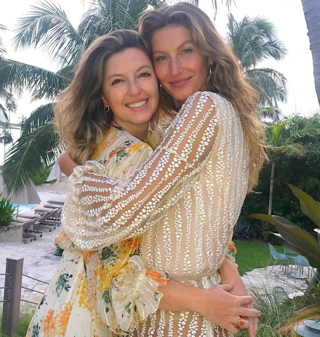 La supermodelo Gisele Bündchen viene de una familia grande integrada por cinco hermanas mujeres, una de ellas, su gemela Patricia. La brasileña ha expresado el amor que siente por su “otra mitad” en las redes sociales. Justo el día que cumplieron 39 años, compartió esta imagen con el siguiente texto: “Feliz cumpleaños a mi otra mitad! Hoy separados físicamente, pero siempre conectados de corazón. Te extraño tanto. ¡Te deseo todo el amor y la felicidad del mundo! ¡Te quiero!”