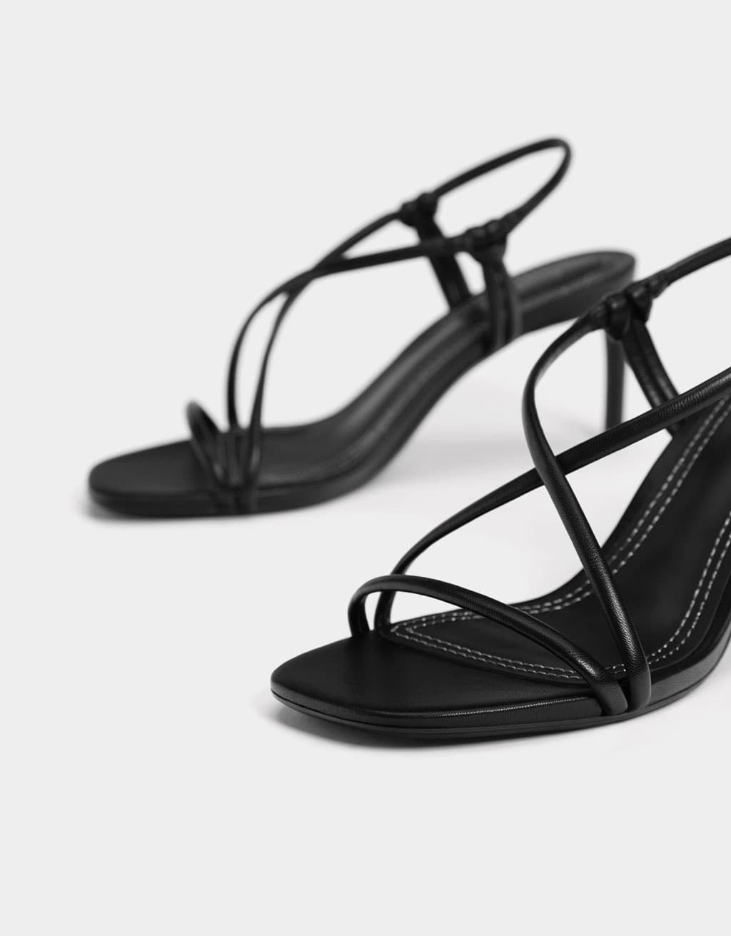 Sandalias de tacón estilo strappy de Bershka.
