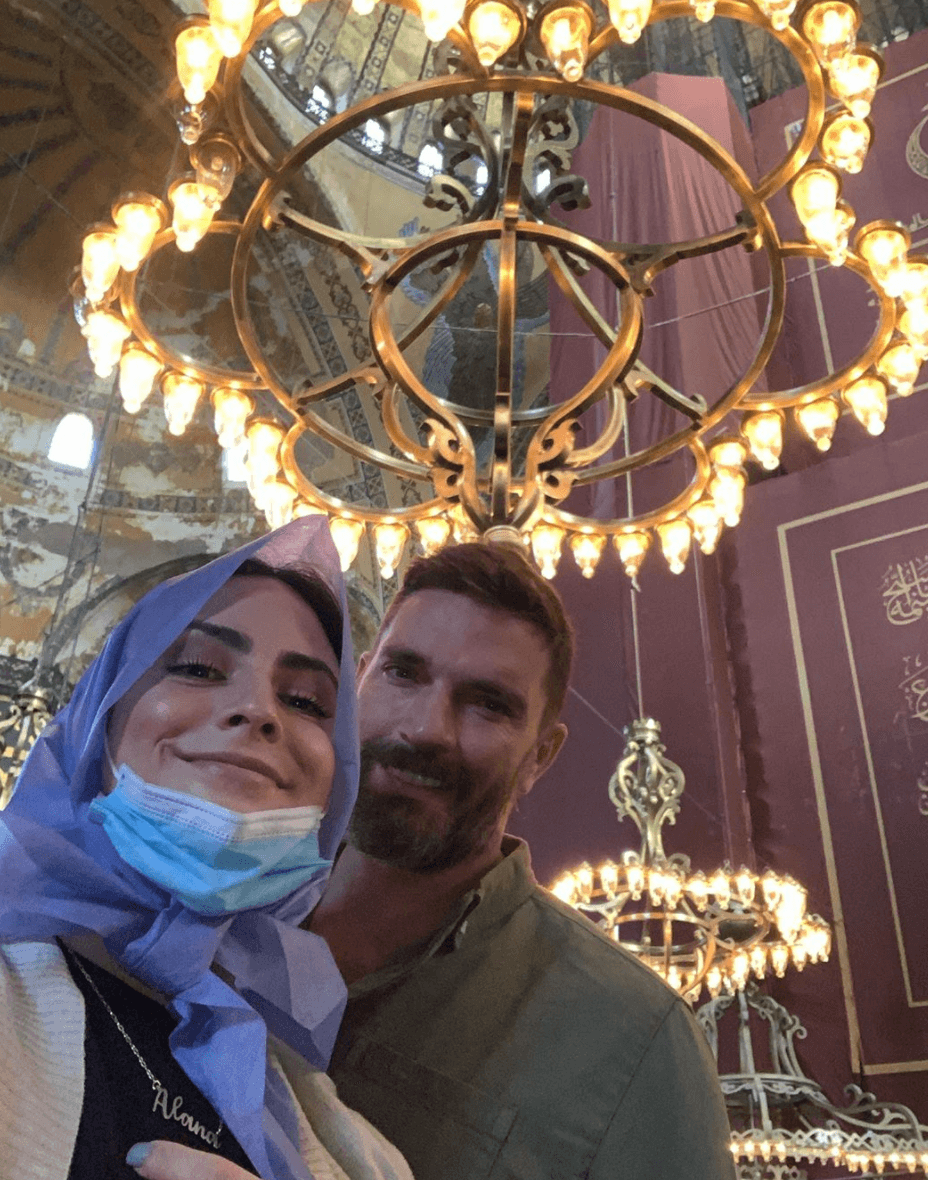 En su visita, no podía faltar la foto del recuerdo en la Mezquita de Santa Sofía. Ahí posaron los dos, ella tapando su cabeza con un velo y portando un cubrebocas.