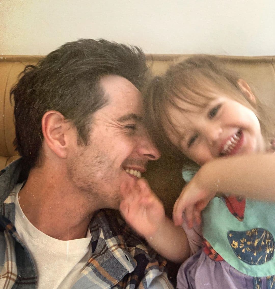 A muchos les sorprendió la separación de Maurcio Ochmann y Aislinn Derbez, pues parecía que eran la pareja perfecta. Pero fue en marzo de este año que la pareja anunció su separación, y desde entonces, el actor comenzó a estar más activo en redes sociales, hecho que hizo que nos diéramos cuenta que ya habita en su nueva casa de soltero.