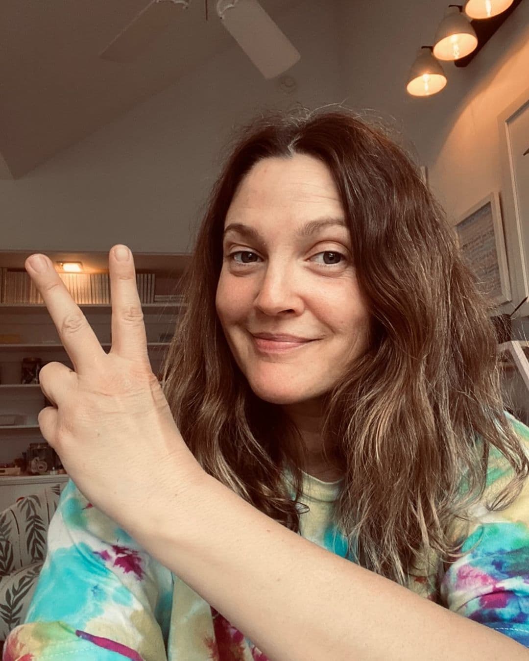 Drew Barrymore tuvo otras razones para reducirse el tamaño de sus pechos, pues de joven asegura que estaba cansada de que todos los hombres le miraran el escote.
<br>