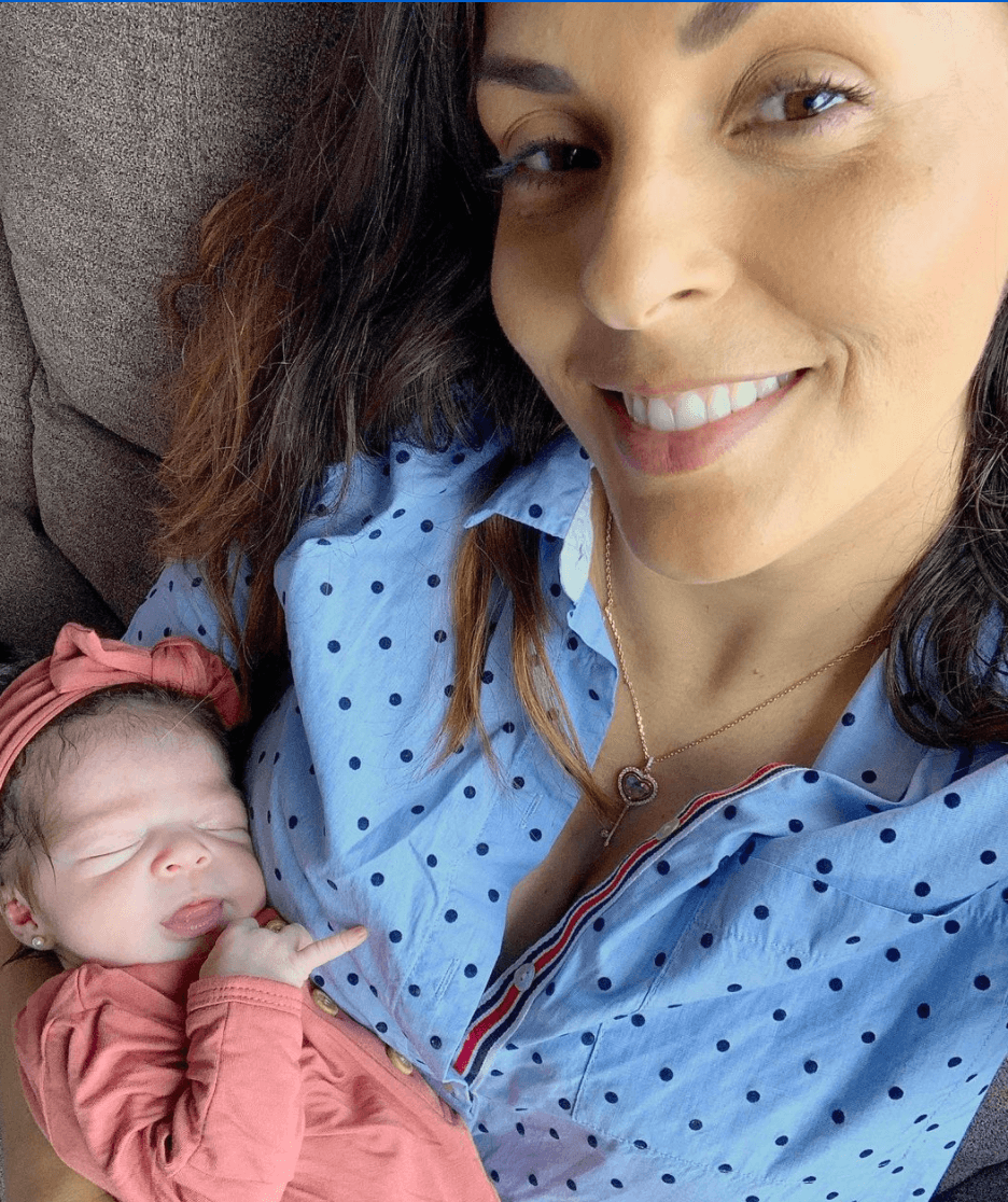 Al igual que muchas famosas, la artista decidió hacerle una cuenta personal de Instagram a su bebé @miluciana.v.r en la que ya tiene más de 18 mil seguidores y 31 fotos y videos; desde que se enteraron de su llegada hasta sus primeros días de vida.