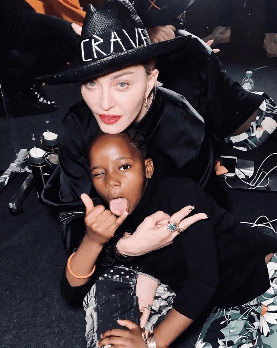 <b>Madonna</b> de dos relaciones anteriores ya había debutado como madre, de Lola y Rocco, pero deseó adoptar a cuatro más: Mercy James, David Banda y las gemelas Estere y Stella. Los retoños que adoptó nacieron en África, lugar donde tiene una fundación que apoya a pequeños de aquel país.