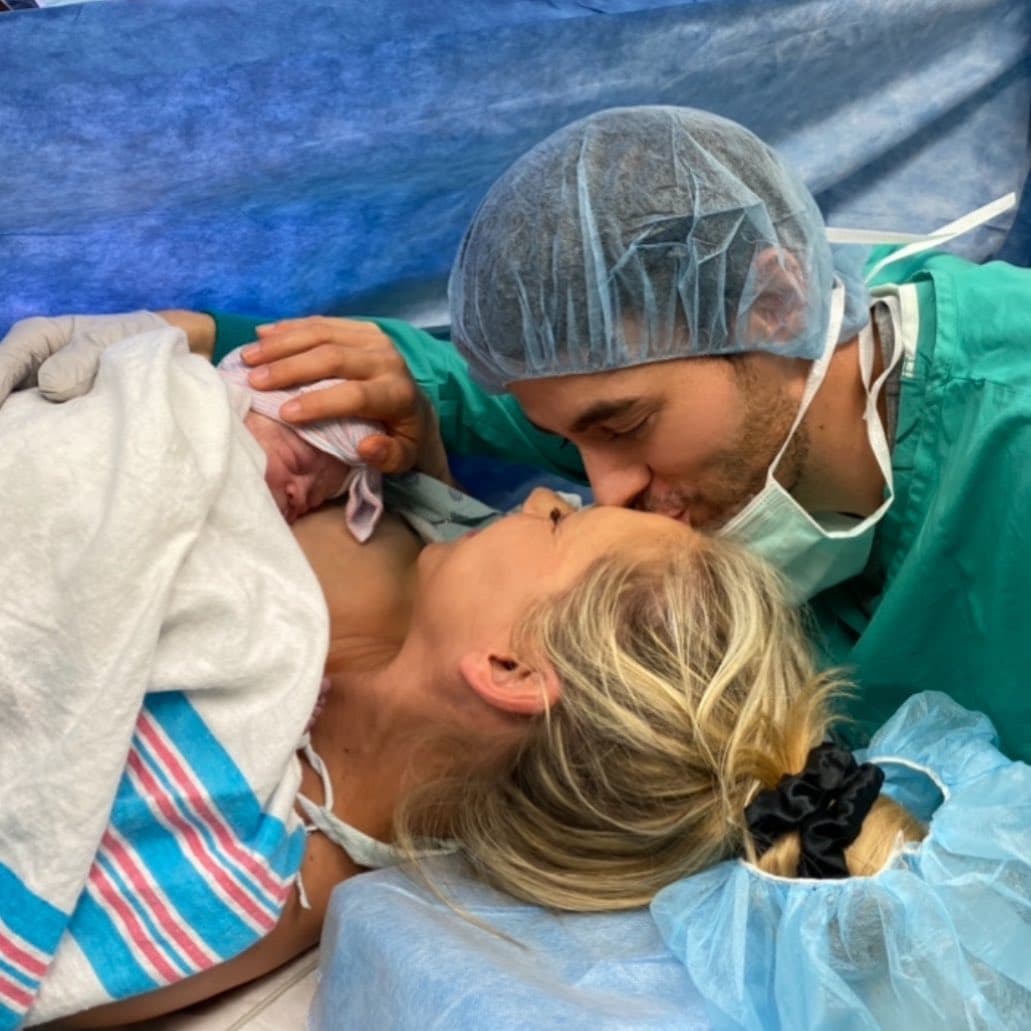 Enrique Iglesias y Anna Kournikova se convertieron en padres por tercera vez de una niña, a la que llamaron Mary. Pero toda la familia se refiere a la pequeña con un apodo ruso, Masha.