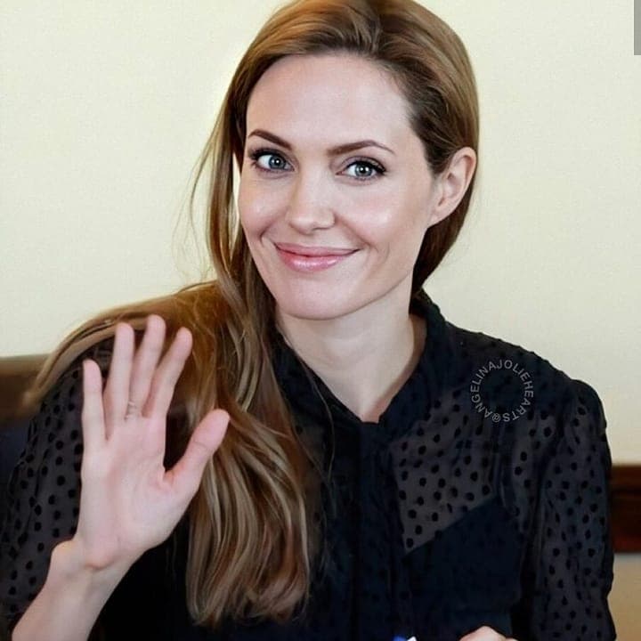 Angelina Jolie tenía otros motivos, pues ella lo hizo por prevenir el cáncer de mama. Jolie se sometió a una doble mastectomía, esto luego de que descubriera que había un 87 por ciento de posibilidades de padecer esta enfermedad y un 50 por ciento de desarrollar un cáncer de ovario. Ambas enfermedades corrían en su familia, por lo que decidió no arriesgarse.
<br>