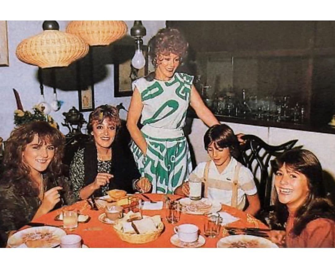 En la foto aparece la hermana mayor de los hermanos Pinal, junto a Viridiana Alatriste, Alejandra Guzmán y Luis Enrique Guzmán.
<br>
<br>"Los momentos más hermosos de mi vida han sido al lado de mi familia. No saben lo feliz que me pone ver esta fotografía y recordar esas cenas llenas de risas, amor y diversión. ¡Siempre están conmigo, los amo con todo el corazón!"