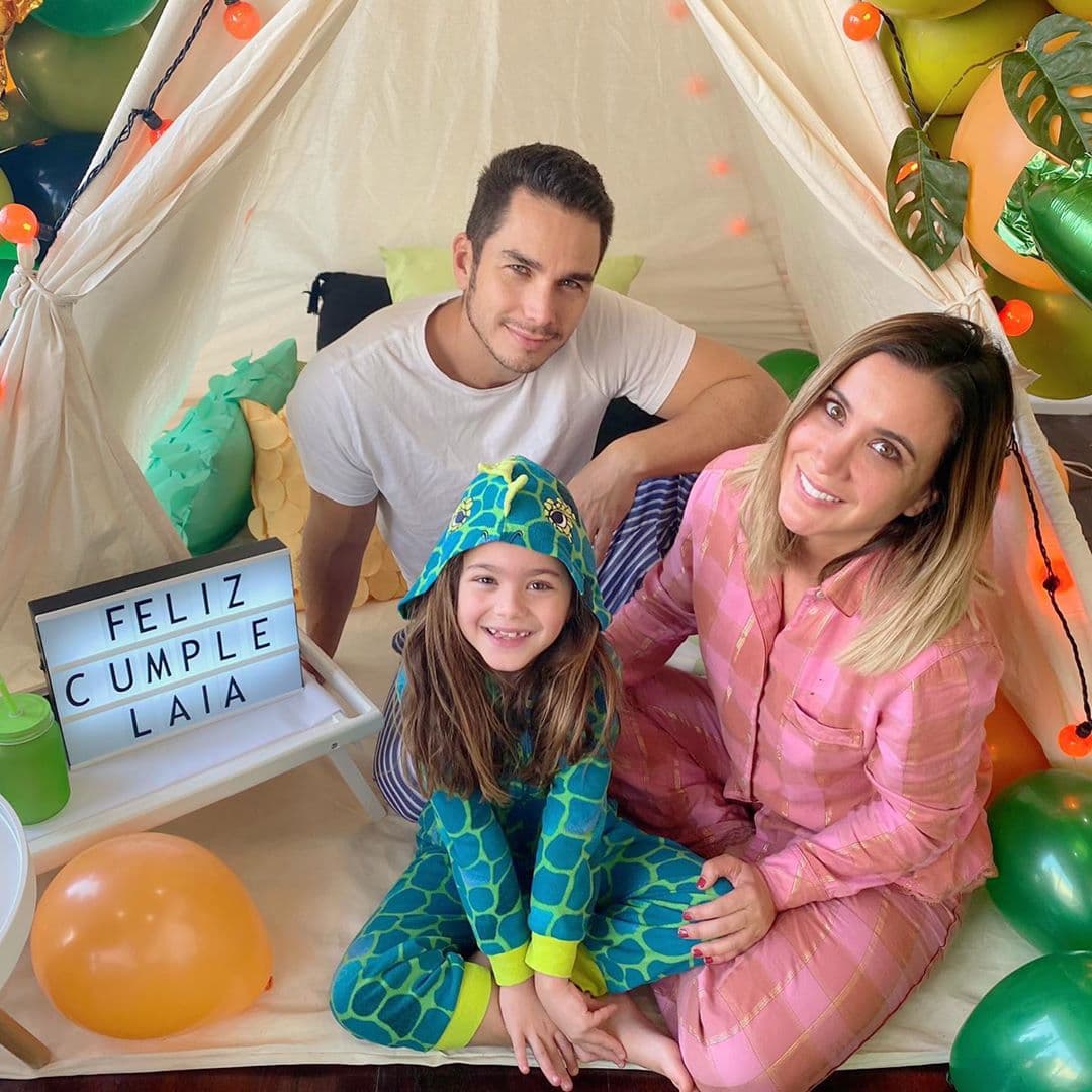 La celebración fue de tres. Y es que debido a la pandemia de Covid-19, el festejo tuvo que ser en petit comité junto con su esposo Adrián Rubio y, por supuesto, la pequeña Laia.