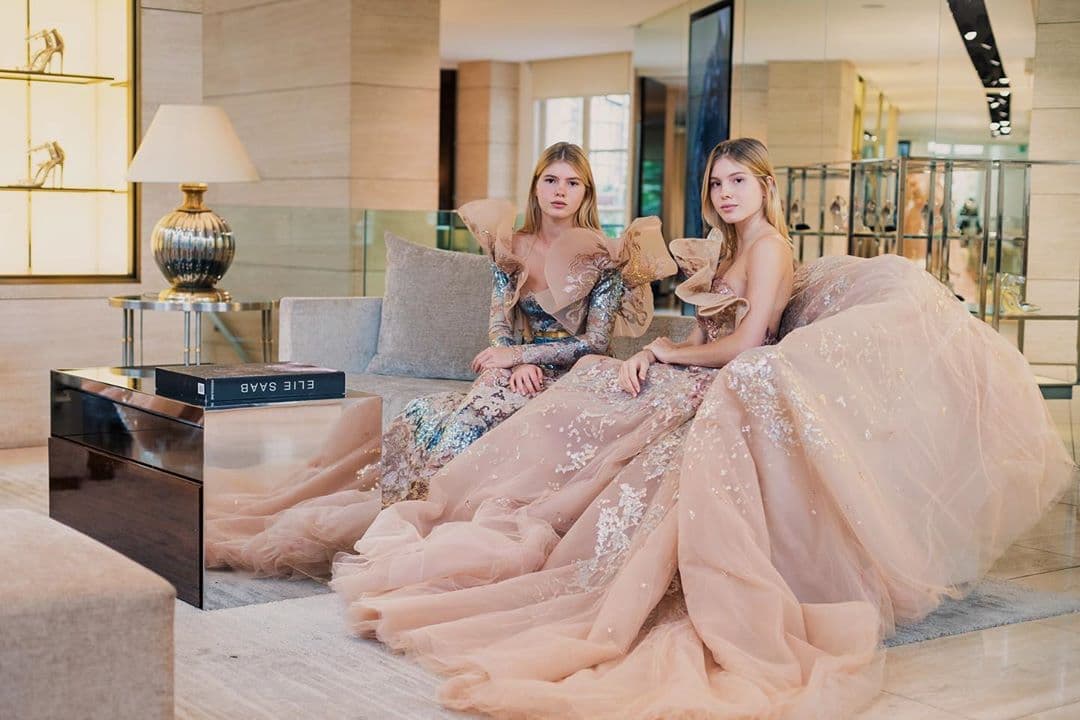 Para la ocasión, las mellizas usaron vestidos de alta costura firmados por el diseñador libanés, Elie Saab, los cuales eran diferentes pero tenían varios elementos similares entre sí, lo cual realzó el parecido entre ellas.