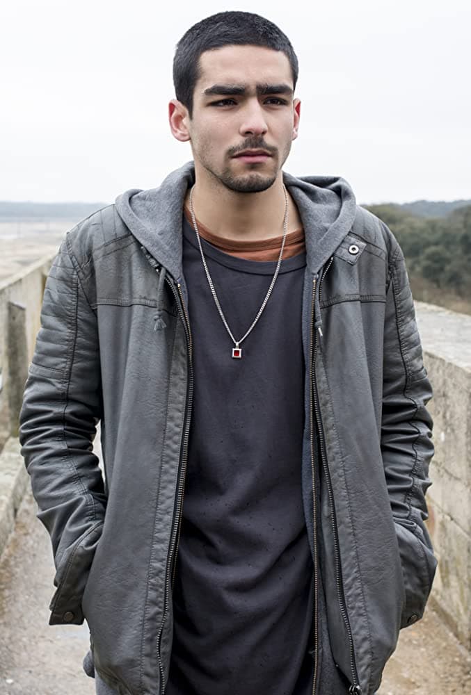 <b>Élite (2019) Netflix</b>
<br>La serie española “Élite” gira en torno un drama juvenil que involucra misterio, crimen y engaños, y es una de las parejas que esta historia forma cuando el público puede conocer el amor “prohibido” de dos chicos. Su cariño y el apoyo que se tienen el uno con el otro son la fuerza que los ayuda a superar prejuicios y humillaciones debido a su homosexualidad.