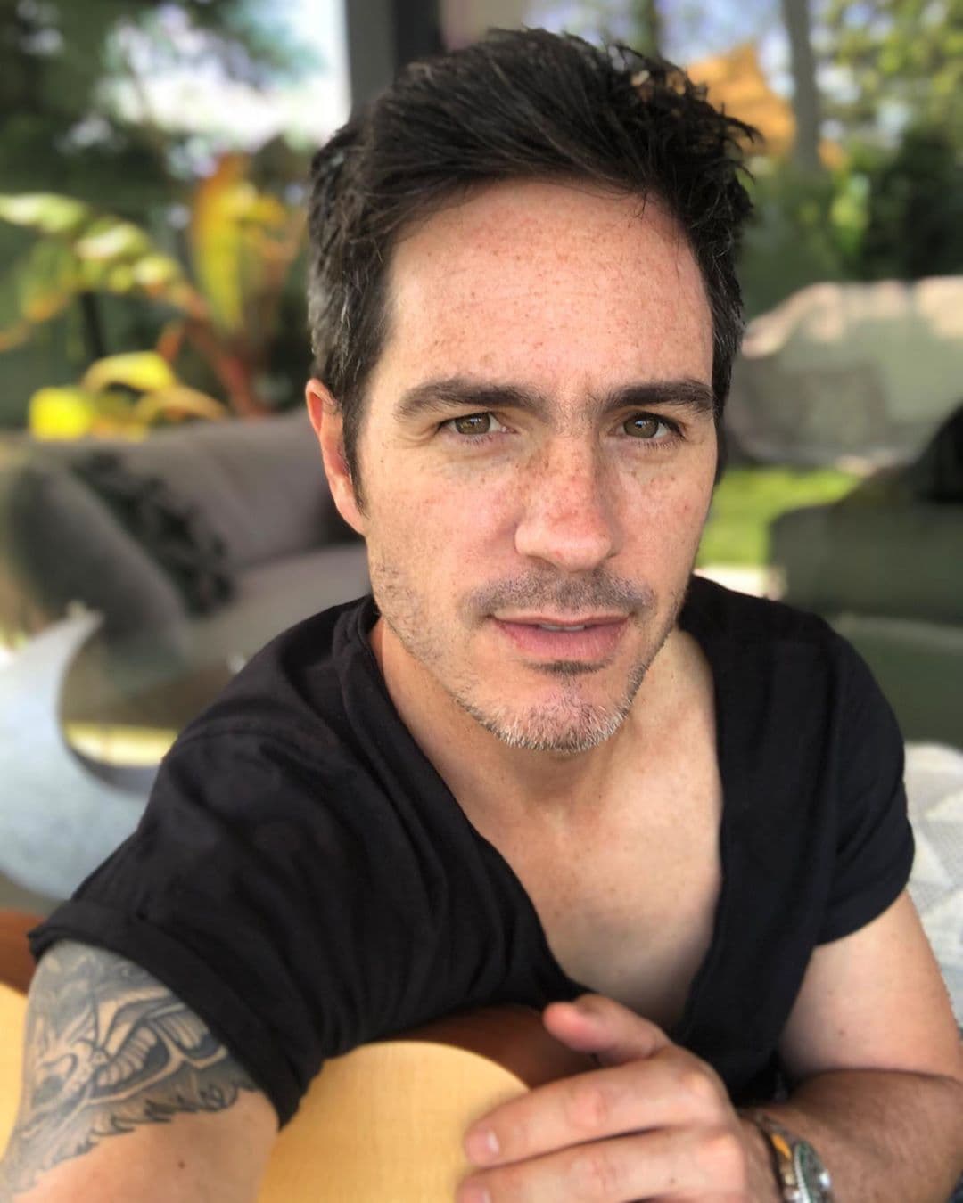 “Con este tema, yo me acuerdo sobre todo que en los primeros años de primaria tuve cierto bullying de parte de los maestros, tengo el recuerdo de una maestra, que hasta la regañaron y luego ya como que entendió”, compartió el actor con Gustavo Adolfo Infante.
