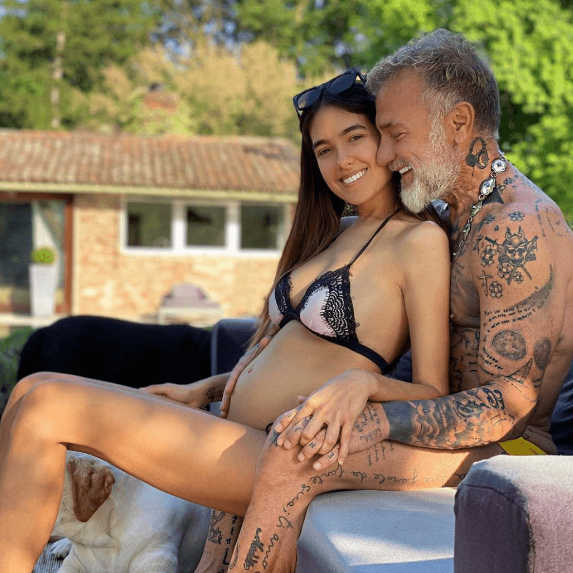 El multimillonario más famosos de Internet,
<b>Gianluca Vacchi </b>será padre por primera vez a sus 52 años de edad. Su pareja Sharon Fonseca es una modelo de 25 años de edad. Recientemente, dieron a conocer la noticia; se desconoce el mes en el que nacerá su retoño.