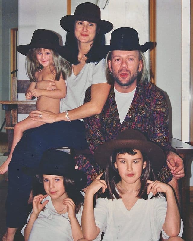 La actriz y el protagonista de Duro de Matar (1988) llevan una excelente relación entre ellos y con sus hijos. El pasado 19 de marzo, Moore publicó una foto familiar de los noventa en la que escribió: “¡Feliz cumpleaños, Bruce! Gracias por los tres regalos más grandes de mi vida”.
