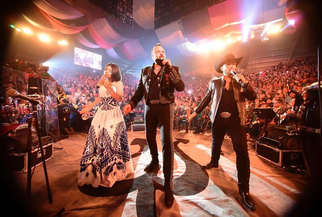 Leonardo también incursionó en la música regional mexicana. Desde pequeño, ha acompañado a su padre y a su hermana menor en algunas giras. Su talento lo ha llevado a estar nominado a dos Grammy Latino.