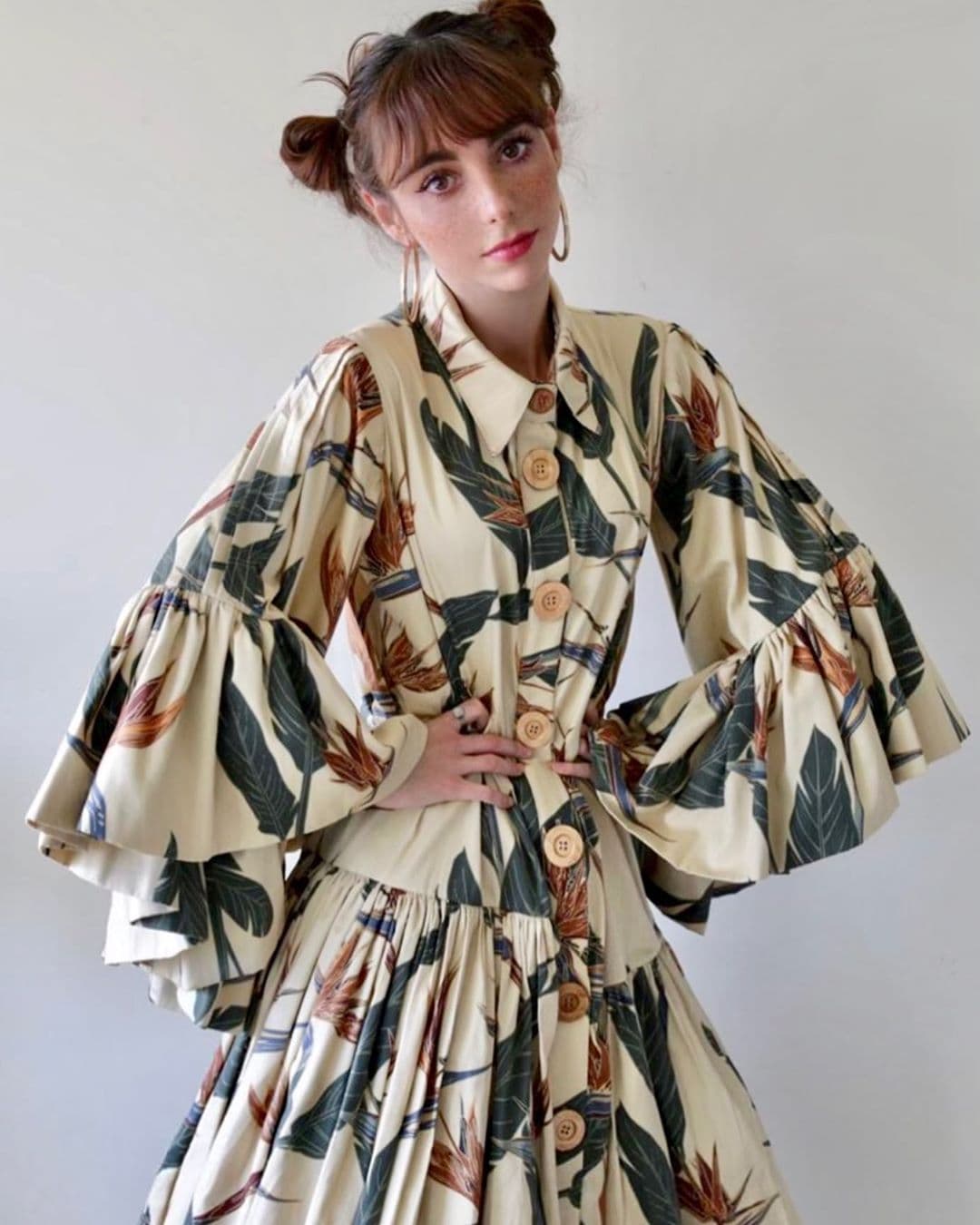 Lo más importante, cuando se trata de incorporar este tipo de vestido largo y con vuelo, es elegir telas gruesas, que se adapten a temperaturas frías y estampados que no rompan con la estética de Otoño e Invierno; 
<i>animal print</i>, cuadro escocés, lunares, o 
<i>polka dots</i>, diseño cachemira, o 
<i>paisley</i>, e incluso florales u hojas grandes, pueden ser una buena opción.