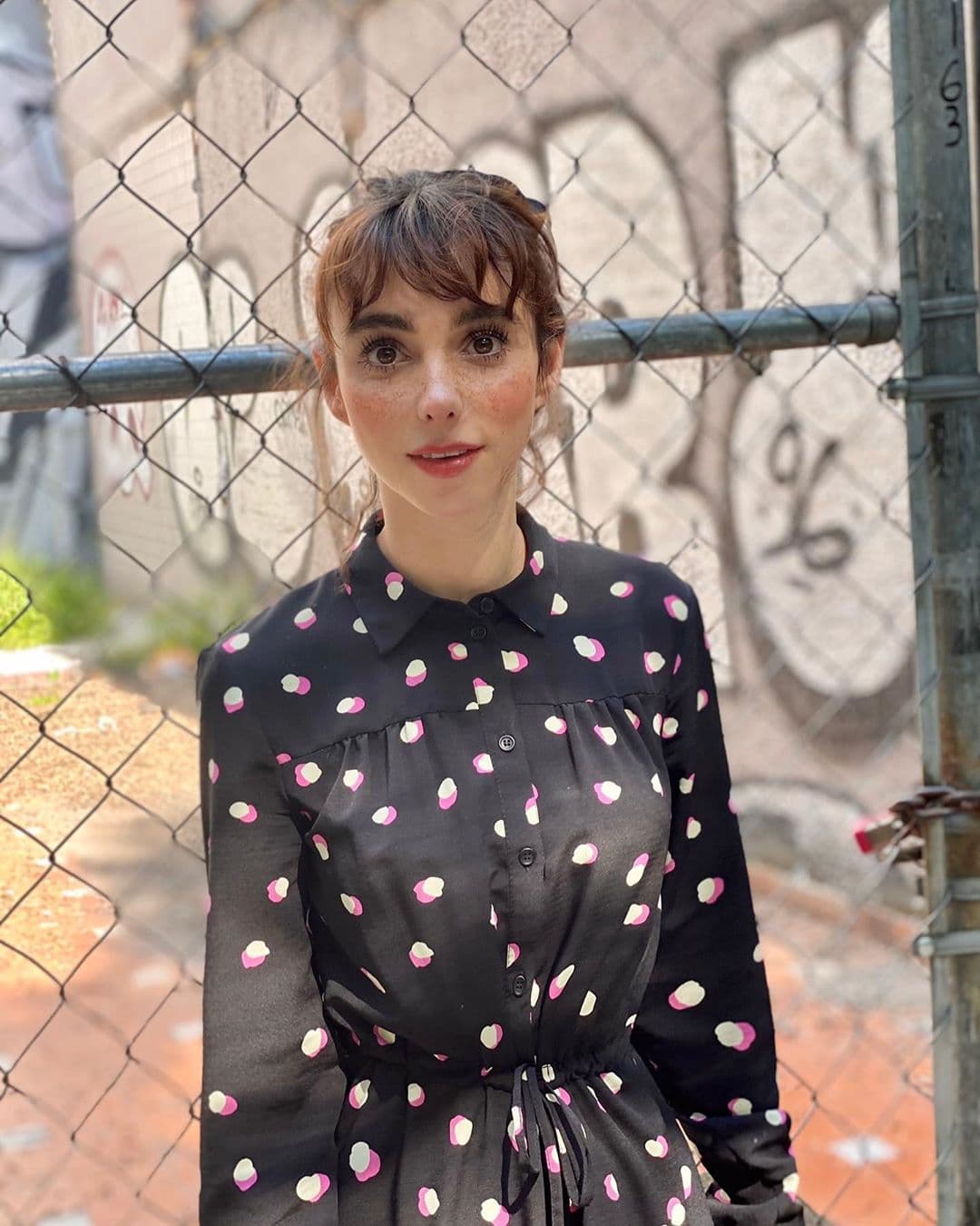 En cuestión de vestidos, Natalia Téllez ha demostrado alinearse a la tendencia de maxi-vestidos de otoño con cuellos
<i> vintage</i>, o "peter pan".