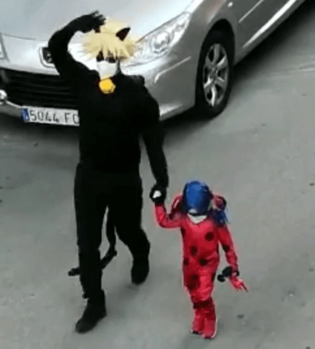 Mientras el arquitecto buscaba maneras de divertir a su hija, quien por la pandemia ya no ha sale a la escuela o al parque, una original idea llegó a su cabeza y se inventó la mejor tradición familiar junto a Mara.