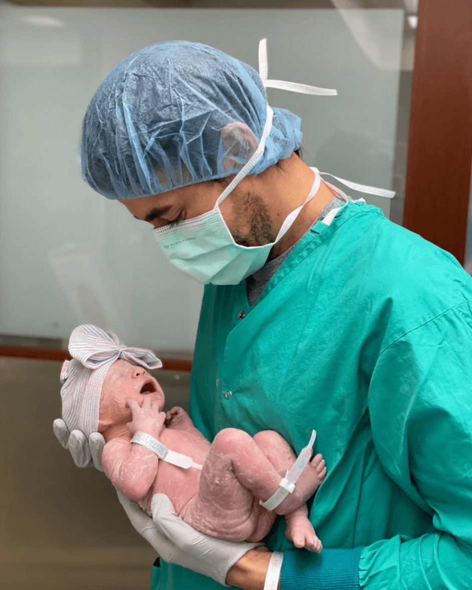 Con esta tierna imagen, el intérprete anunció que se había convertido en padre por tercera vez. Y escribió "My sunshine".