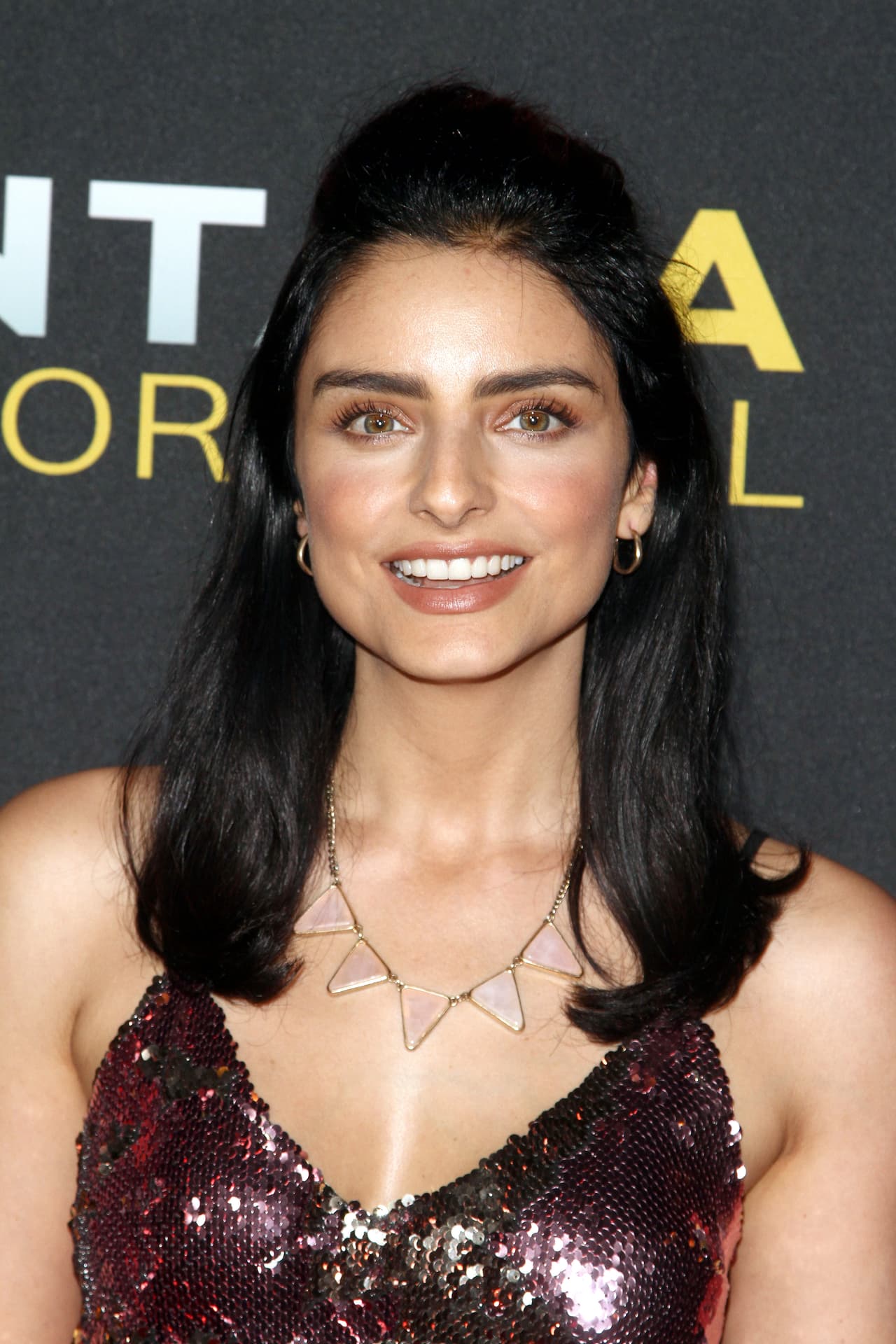 Aislinn Derbez en la premier de la serie De Viaje con los Derbez.
