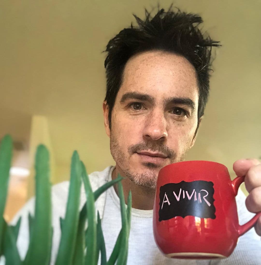 Tristemente, para el actor, su infancia no fue sencilla, pues el tema de su adopción se volvió un tema complicado para él desde niño. Siempre con un interés de buscar su propia identidad, al mismo tiempo queriendo pertenecer a una familia de la que él mismo sentía “que no encajaba”. El actor recuerda incluso que durante su niñez llegó a recibir bullying pero de parte de quienes se suponían que debían protegerlo y educarlo, sus maestras.