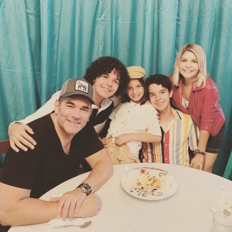 Itatí Cantoral y Eduardo Santamarina se estrenaron como papás por partida doble. Sus hijos, Roberto y Eduardo, ya son unos jovenes de 19 años, y aunque los actores se separaron hace ya varios años, conviven todos como familia.