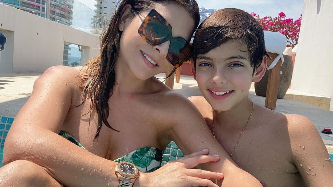 Entre lágrimas, la actriz reveló lo difícil que ha sido separarse de Santino. “Él está muy bien, él está perfecto, yo estoy perfecto, mi marido está perfecto, pero pues Santino se fue a casa de su papá y no voy a poder estar con él en 15 días hasta que pase el peligro. Hasta que pase esta situación él tiene que estar en cuarentena también en casa de papá y pues no puede salir, no puede venir conmigo, con mamá porque hay riesgo de que me pueda contagiar”, expresó.