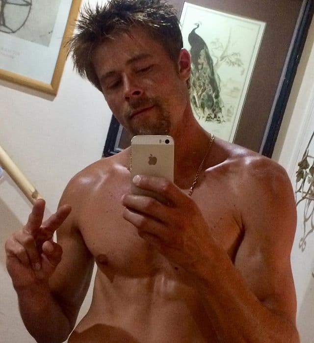 “No puedo ir a ningún lado. No puedo ir a tiendas, las ves detrás del mostrador hablando entre ellos, pensando que soy Brad Pitt”, dijo Meads al sitio LadBible.
