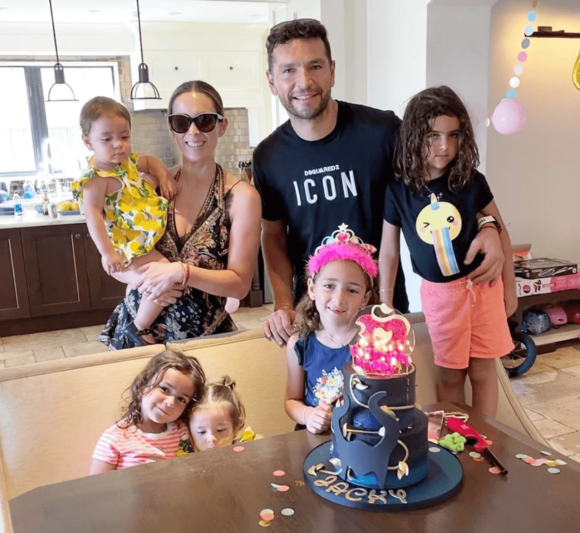 Luego de unos días de haber estado separados por miedo a tener COVID-19, Jacky Bracamontes y Martín Fuentes festejaron el cumpleaños de su primogénita en Miami."Feliz cumpleaños Jackita hermosa!!! #7años !!! Nuestra bebé ya está creciendo!!!", escribió la conductora de Netas Divinas.