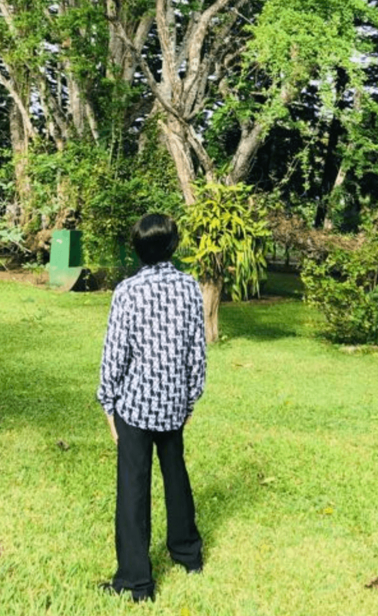 <b>Laura Zapata </b>compartió esta imagen de su amigo de espaldas y habló de lo duro que es decirle adiós.
<br>
<br>"Hace dos horas acaba de emprender el vuelo de regreso a la casa del Señor mi querido amigo #AlfredoPalacios “El estilista de las estrellas”, que llegue pronto a ver el rostro Divino. Pasé muchos domingos con él comiendo rico. QEPD Ramo de floresRamo de floresRamo de flores que triste este 2020 lo vamos a recordar".