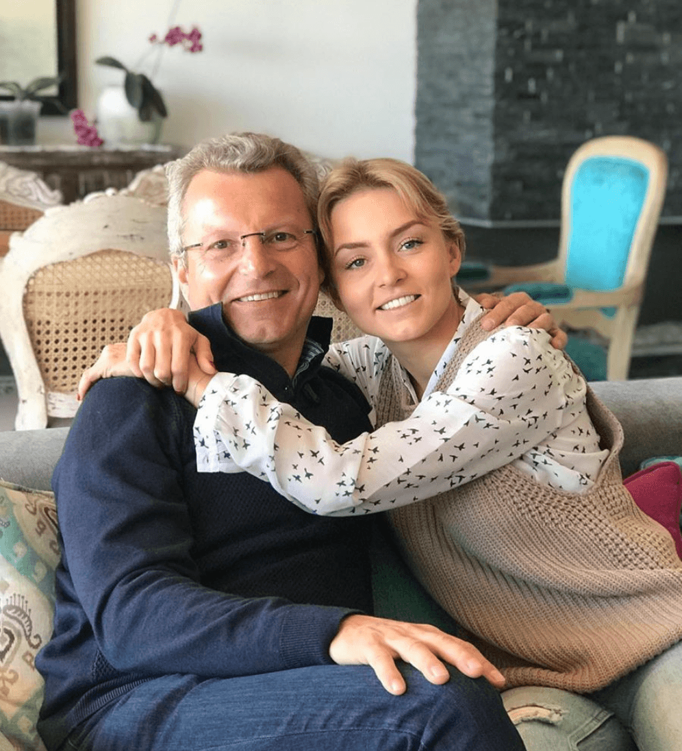 Angelique Boyer ha presumido en algunas ocasiones a su padre, Patrick Boyer, en redes sociales. La actriz reveló que su progenitor debutó en la actuación en la telenovela Imperio de Mentiras, la cual ella protagoniza. “Mi papá hizo un cameo, pero lo van a ver muchísimo más adelante. Me emocioné muchísimo (…) se ve muy guapo”, declaró la artista en una entrevista para Despierta América. Al ver esta foto, nos podemos dar cuenta de lo parecidos que son físicamente.