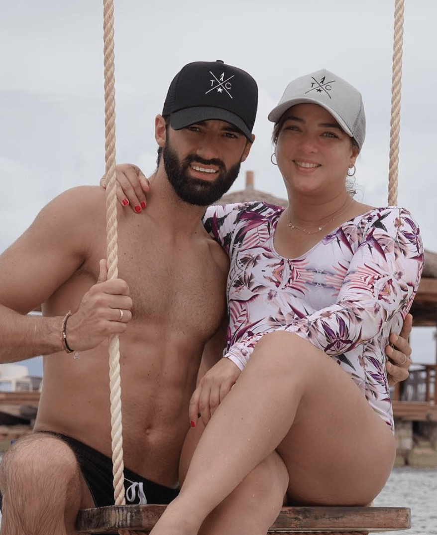 Los papás de Alaia, Adamari Lopez y Toni Costa llevan 8 años juntos y desde el 2104 están comprometidos, pero hasta el momento no hay fecha de boda. Sin embargo, el compromiso de ellos va más allá de un fiesta, pues cada vez se ven más enamorados que nunca.